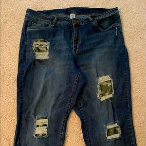 Distressed Capri jeans with camouflage patches